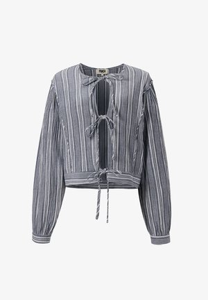 Blauw-witte blouse met verticale strepen, lange mouwen, drie knoopsluitingen aan de voorkant en een keyhole halslijn.