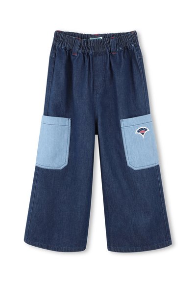 Culottes en denim affichant un délavage bleu foncé avec des poches plaquées bleu clair et une taille élastiquée froncée. Logo Kenzo sur la poche gauche.