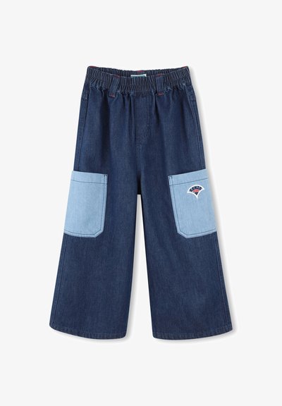 Culottes en denim affichant un délavage bleu foncé avec des poches plaquées bleu clair et une taille élastiquée froncée. Logo Kenzo sur la poche gauche.
