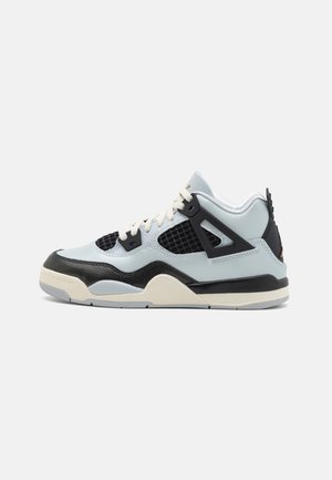Sneaker azzurro chiaro con dettagli neri, dotato di pannelli in rete, lacci bianchi, suola ammortizzata e intersuola di colore crema in contrasto.