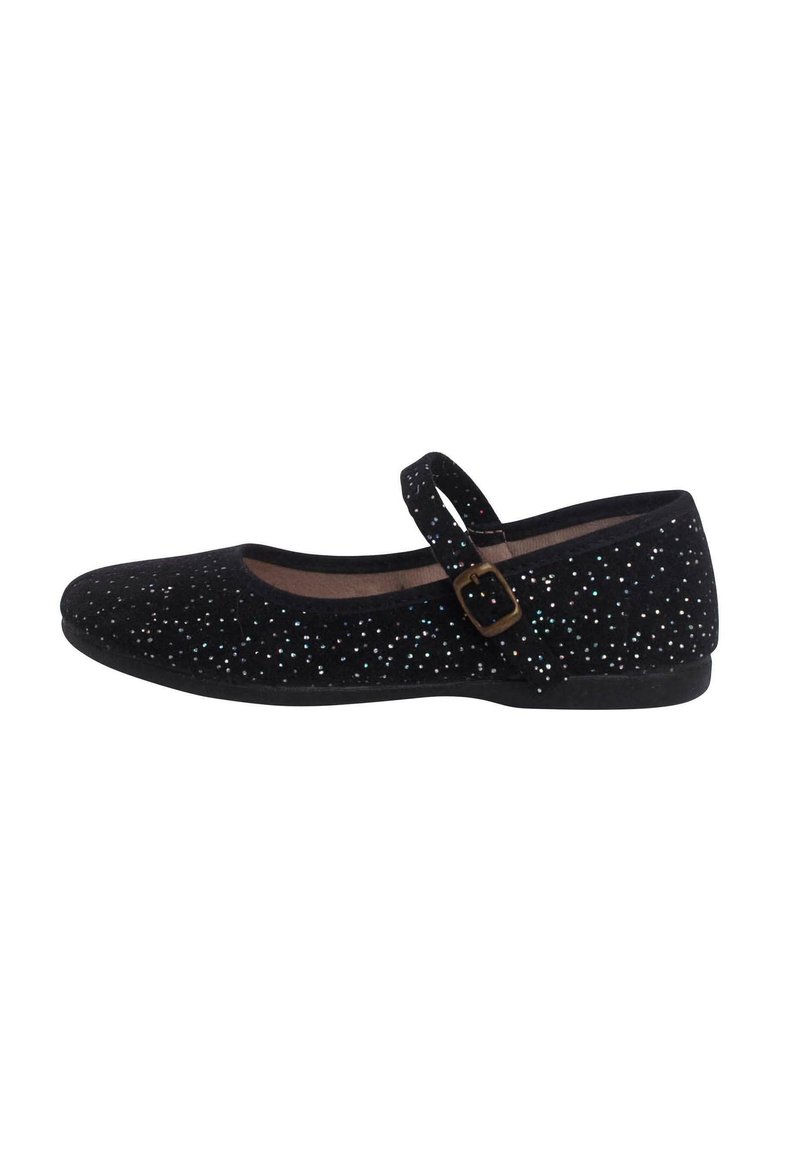 Zapato tipo Mary Jane de ante negro con una correa, que presenta un patrón brillante y una suela baja y plana. El interior es de un color claro contrastante.
