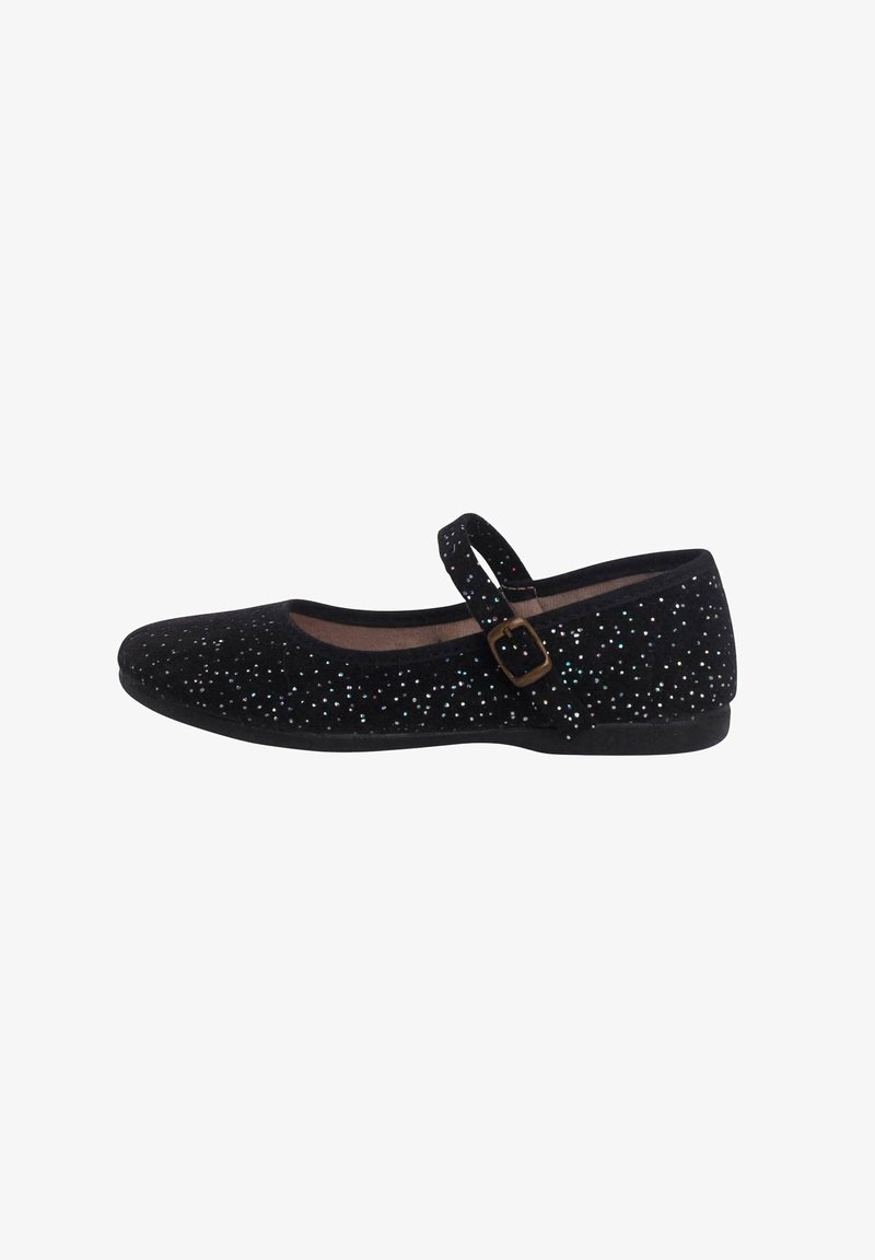 Zapato tipo Mary Jane de ante negro con una correa, que presenta un patrón brillante y una suela baja y plana. El interior es de un color claro contrastante.