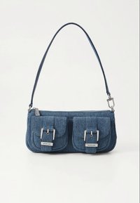 Τσαντάκι ώμου από τζιν σε σκούρο μπλε, με φερμουάρ και δύο μπροστινές τσέπες με ασημί μεταλλικά στοιχεία και λεπτομέρειες με αγκράφες.