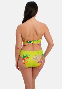 Zelené květinové bikiny s bandeau topem a vysokými kalhotkami. Obsahují živé tropické vzory s růžovými, oranžovými a modrými akcenty.