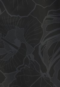 Črna tkanina z natančnim sivim botaničnim vzorcem, ki vključuje velike liste in črtaste teksture, kar ustvarja globino in vizualno zanimivost.