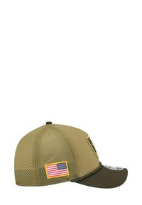 Olivgrüne Baseballkappe mit einem strukturierten Mesh-Rücken, schwarzem Schirm und einem auffälligen Patch mit der amerikanischen Flagge an der Seite.
