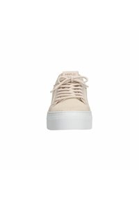 Beige sneaker met een gestructureerde stoffen bovenkant en een witte rubberen zool, met een ronde neus, platte veters en een gemerkt tonglabel.