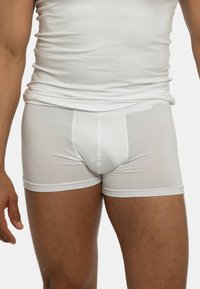 Boxer da uomo in cotone bianco con elastico in cotone, caratterizzati da una vestibilità aderente e dettagli di cucitura minimi, progettati per comfort e supporto.