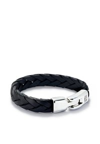 Pulsera de cuero trenzado negro con un cierre de plata pulida. Presenta un acabado texturizado y un cierre a presión seguro.