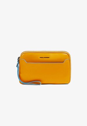 Gelbe Lederbrieftasche mit blauem Akzent-Handgelenkriemen. Verfügt über einen Reißverschluss und eine Vorderfach. Glatte Textur mit minimalen Beschlägen.