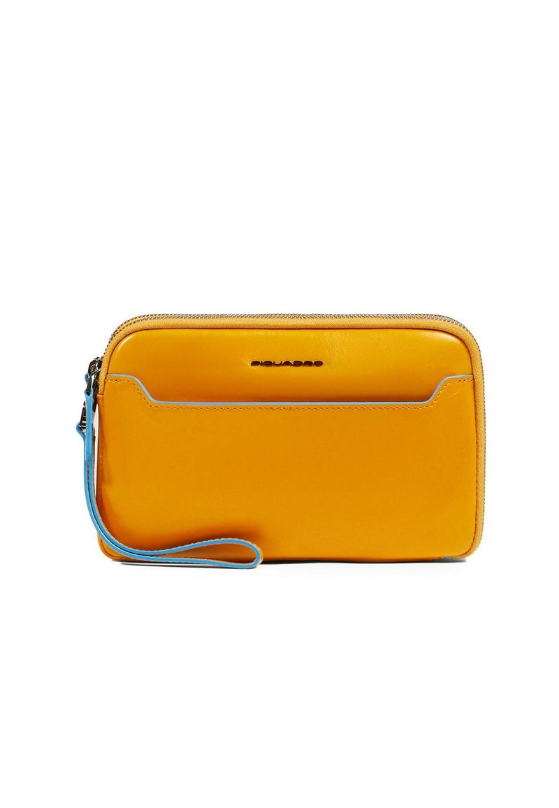 Gele leren portemonnee met een polsbandje in blauw accent. Voorzien van een ritssluiting en een vak aan de voorkant. Gladde textuur met minimale hardware.