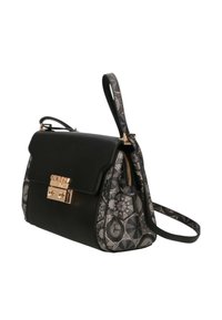 Borsa a mano in pelle nera con un lato in tessuto stampato, hardware dorato e chiusura a patta. Presenta una tracolla rimovibile per maggiore versatilità.