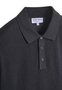 Crna polo majica od mješavine vune s rebrastim ovratnikom, tri gumba i teksturiranim materijalom. Uključena marka "ANTONY MORATO".