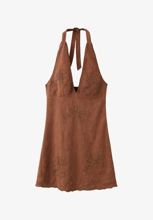 Vestido marrón con cuello halter y escote en V profundo con patrones abstractos cosidos en el busto y la falda.