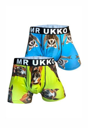 Twee paren herenboxershorts: de ene blauw met afbeeldingen van wasberen, de andere groen met paardenafbeeldingen; beide hebben een zwarte "MR UKKO" tailleband.