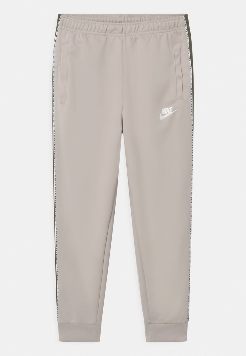Nike Sportswear REPEAT Tracksuit bottoms desert sand/medium olive/white/sand Zalando.ie