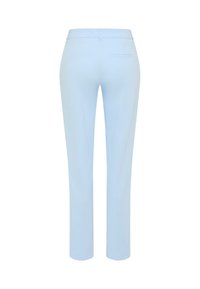 Lichtblauwe broek met een gladde textuur, slim fit en rechte pijpen. Beschikt over een tailleband en twee achterzakken.