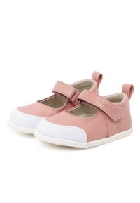 Rosa ruskind Mary Jane-sko med hvide gummitæer, bølgede kanter og en Velcro-rem for sikker pasform. Letvægts- og fleksibelt design.