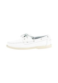 Zapato de barco blanco hecho de cuero suave, con un perfil bajo, cordones grises y ojales de metal. Suela de goma de color claro con detalles de costura.