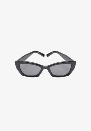 Czarne okulary przeciwsłoneczne w kształcie kociego oka z szarymi soczewkami, błyszczącą plastikową oprawą, ostrymi kątami i cienkimi zausznikami. Minimalistyczny design bez dodatkowych ozdób.
