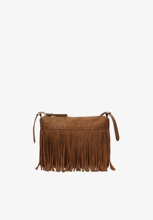 Sac bandoulière en daim marron avec long détail à franges et fermeture éclair sur fond blanc.