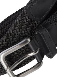 Ceinture tressée noire en matériau élastique avec un accent en cuir et une boucle en métal argenté. Elle présente une texture tissée et des bords lisses.