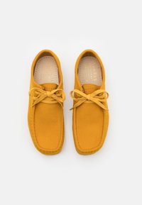 Clarks Originals WALLABEE - Sapatos de atacadores - yellow