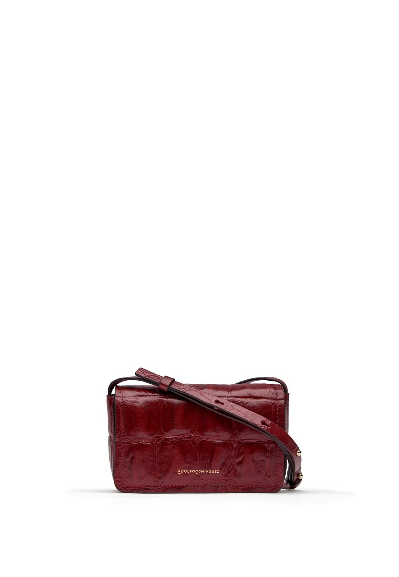 Borsa in pelle rossa con motivo a coccodrillo, di forma rettangolare piatta, con tracolla regolabile e dettaglio del logo dorato sulla parte anteriore.