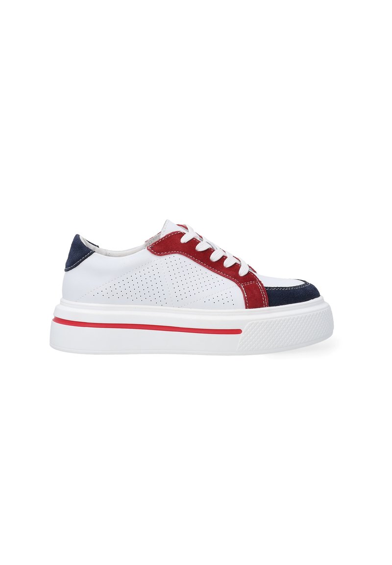Weiße Sneaker mit roten und marineblauen Akzenten, perforierten Seiten, runder Zehenpartie und einer dicken weißen Sohle mit einem roten Streifen.