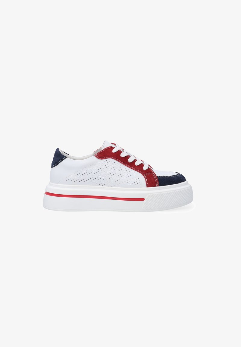 Baskets blanches avec des accents rouges et bleu marine, dotées de côtés perforés, d'un bout rond, et d'une semelle épaisse blanche avec une bande rouge.