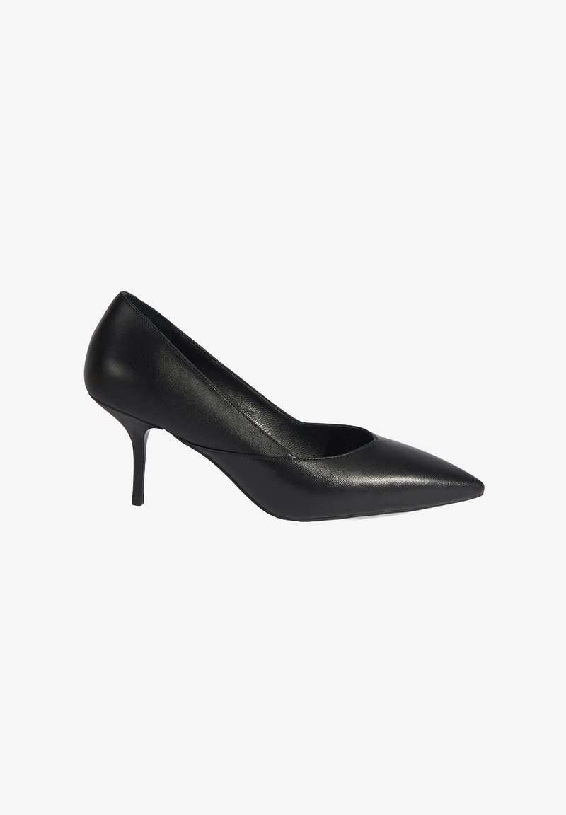 Pompe en cuir noir avec un bout pointu et un talon stiletto fin. Texture lisse et design minimaliste. Convient aux occasions formelles.