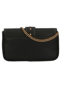 Zwarte leren clutch met een gouden kettingband, met een klepafsluiting, drie decoratieve studs en een reliëf logo-detail.