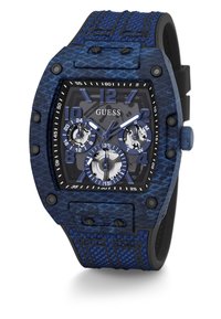 El reloj cronógrafo Guess presenta una correa de silicona texturizada en azul, una caja texturizada en negro y tres subesferas sobre un fondo de esfera gris.