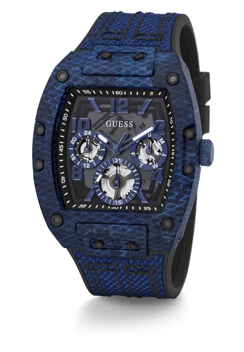 El reloj cronógrafo Guess presenta una correa de silicona texturizada en azul, una caja texturizada en negro y tres subesferas sobre un fondo de esfera gris.