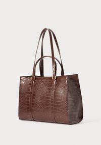 Braune Leder-Tote mit Krokodilprägung, mit zwei langen Griffen und goldfarbenen Hardware-Akzenten, rechteckiger Form.