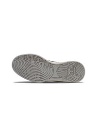 Lys grå sneaker sål med en struktureret gummioverflade, der har et detaljeret mønster og et logo på hælen.