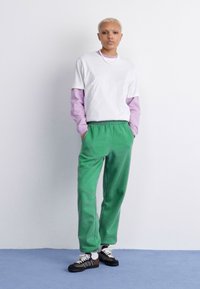 adidas Originals JOGGERS - Dresside alumine osa - preloved green