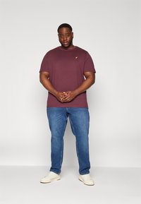 Pier One 2 PACK - Pamata T-krekls - bordeaux/khaki