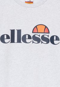 Grauer Hoodie mit einem schwarzen Logo-Text "ellesse" und einer orange-gelben Grafik darüber, aus weichem, strukturiertem Stoff.