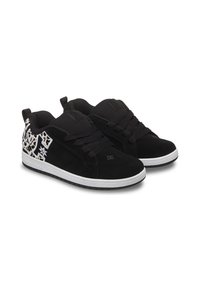 Baskets en daim noir avec un design à motifs blancs sur le talon extérieur, lacets noirs et semelle en caoutchouc blanche.