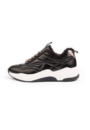 Černé sneakersy z umělé kůže s texturovaným svrškem, silnou bílou podrážkou a chlupatým límcem. Obsahují kovové detaily a dekorační tkaničky.