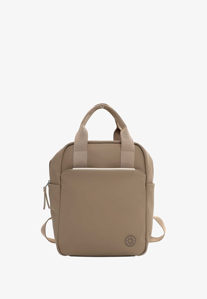 Beež canvas seljakott kahe ülemise sangaga, reguleeritavate rihmadega, esipocketi ja ümmarguse logo detailiga. Sile tekstuur, minimalistlik disain.