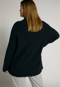 Ulla Popken Stickad tröja - dark blue