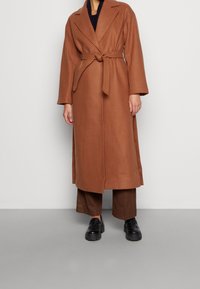 Anna Field Mantel - camel