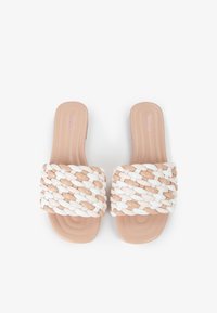 Infradito in tessuto con una fascia di materiale beige e bianco, suola interna beige liscia e suola esterna testurizzata per una migliore presa.