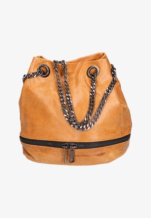 Sac seau en cuir orange avec une surface texturée, doté de chaînes métalliques et d'une section inférieure zippée.
