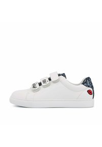 Baskets blanches avec trois bandes Velcro. Accent pailleté bleu foncé au talon et graphic d'une lèvre rouge. Tige en cuir lisse et semelle en caoutchouc blanc.