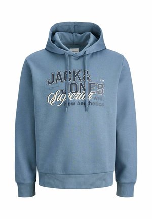 Mikina s kapucňou v svetlomodrej farbe, vyrobená z mäkkej látky. Má centrálny grafický motív s nápisom "JACK & JONES SUPERIOR" v kontrastných farbách.