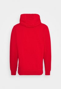 Felpa rossa con cappuccio e tasca a marsupio, polsini e orlo a costine. Presenta un cappuccio con cordino e una texture liscia, progettata per un abbigliamento casual.