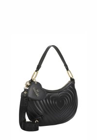 Borsa trapuntata nera con motivi a cuore, ferrature dorate e tracolla staccabile con logo. Superficie liscia e forma curva.